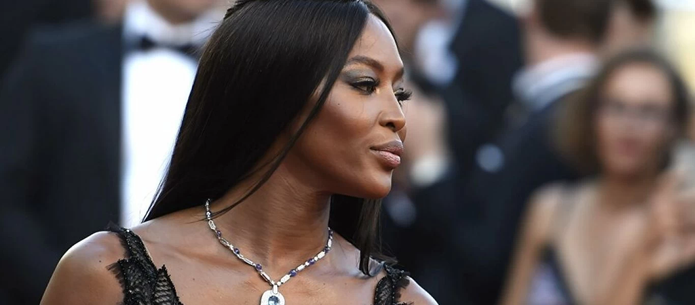 Ναόμι Κάμπελ: Κλείνει τα 51 και το γιορτάζει με μια topless φωτογράφιση (φωτο)